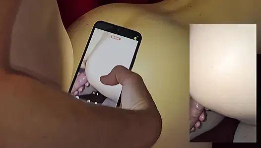 Ateşli evli orta yaşlı seksi kadın götüne hala tıkaçla sert sikilmeden önce amına götünü siktiriyor