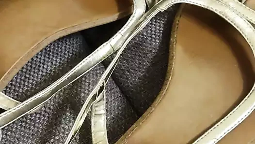 Asyalı bir milf (orta yaşlı kadin) kokan yıpranmış düz ayakkabılar