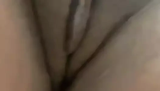 Abanoz milf benim klitoris masaj yapmama yardım ediyor.