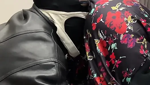 Aldatılan ateşli seksi espanol genç erkek avcısı siyah yarağı göt deliğini ve külotunu koklamayı seviyor.