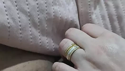 Üvey anne üvey oğlu yatakta sikini sallıyor