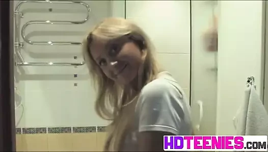 Kolej kelly gösterme doğal memeler parmak kedi at duş