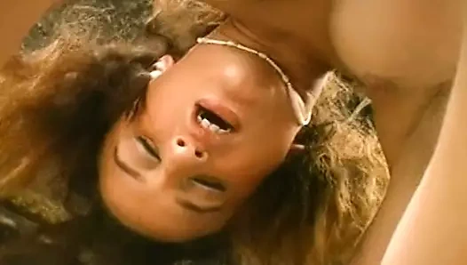 Mükemmel Fransız sürtük götünde sert yarağın tadını çıkarıyor