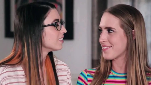 minyon lezbiyen olur çerçeveli ve parmaklı tarafından bir küçük göğüsleri sarışın