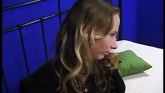 Hatun mükemmel vücudunu gösteriyor ve emme becerilerini gösteriyor