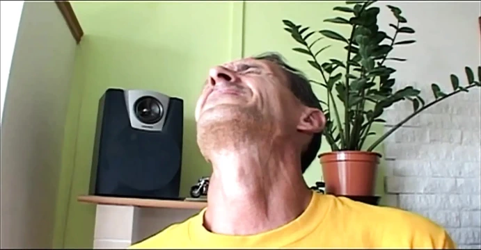 Sıkı amcıklı genç kız domalarak sikiliyor ve ağzına boşalıyor