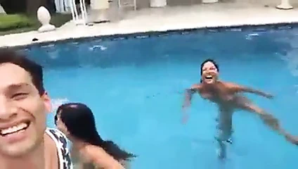 famosas en la pileta