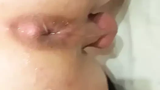 Büyük strapon. yumruklama için hazırlanıyor