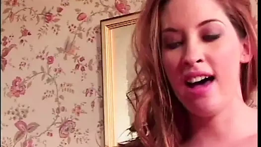 üç kız kedi yalamak ve kullanım oyuncaklar