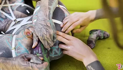 Alternatif dövmeli gençler çılgın oyuncaklarla birbirlerini sikiyor