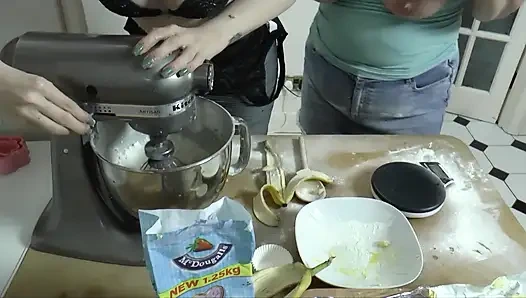 Lésbica nua cozinha suja