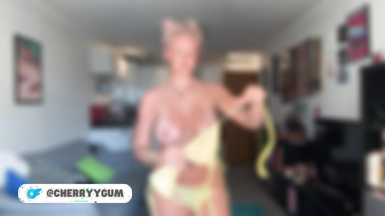 4k çıplak minyon genç kız büyük memeli bikiniyi deniyor