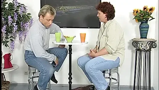 Orta yaşlı seksi kadın yarak emiyor ve sonra ağzına boşaltıyor