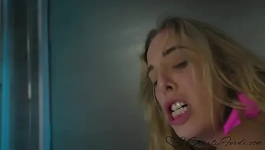 Доминантная Millie Morgan жестко сквиртует на хорошенькое лицо Charlie Fordes