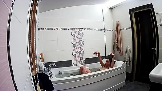 Stella küvette rahatlıyor