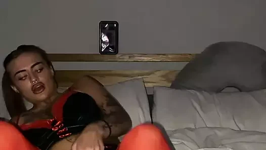 Tombul emo sürtük öğrenci senin için geniş açıyor, parmaklıyor ve edepsizce oynuyor