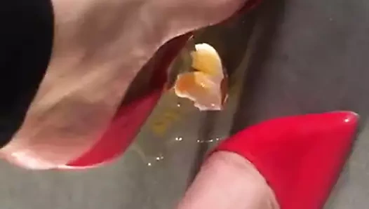 Yumurtayı seksi topuklularla ezin