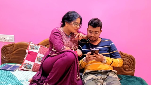 Jab yaşındaki öğretmen sara hua pussy fuck karte hain koi öğrenci, bu yüzden apne büyük penis se