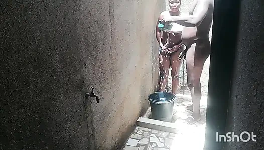 En iyi arkadaşımın karısı özel kısımlarını yıkarken beni duşta aradı. Cezbediciliğime karşı koyamadım.