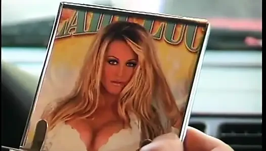 İri göğüslü babydoll sarışın adamın yarağını emiyor ve sonra domaltarak sikişmek için eğiliyor