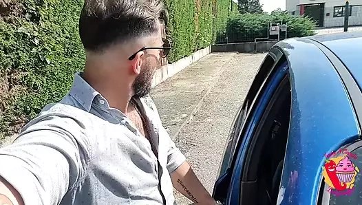 Tommy araba kullanıyor ve kadın ona sakso çekiyor ve sonra sikişmeyi kesiyorlar