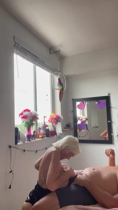 Porno yıldızı Yunan Tanrıçası Steph bu erotik videoda siki emiyor. | Bölüm 2