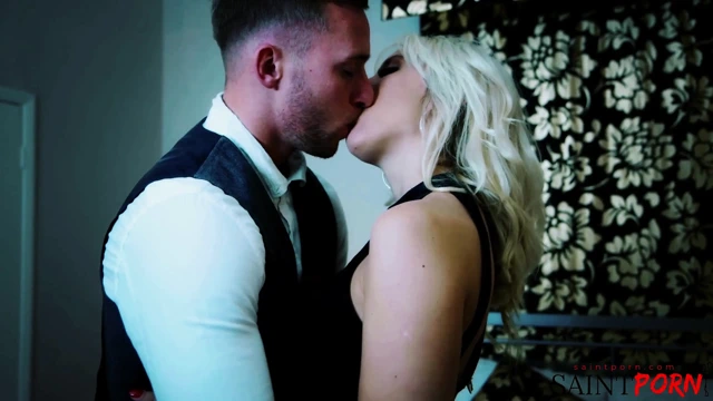 Karlie Simon Caprice Jane'in sikişine yardımcı oluyor