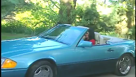 Sevimli esmer ile yüzme havuzunun yanında açık havada sikişiyor