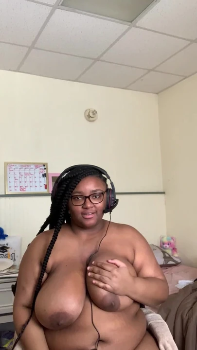 Девушка с большими сиськами соблазняет тебя, пока она играет