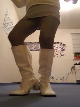 Mini etek ve taytla dans etmek