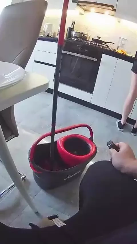 Evli kadın kocasını arkadaşlarıyla aldatıyor. Gerçek aldatma