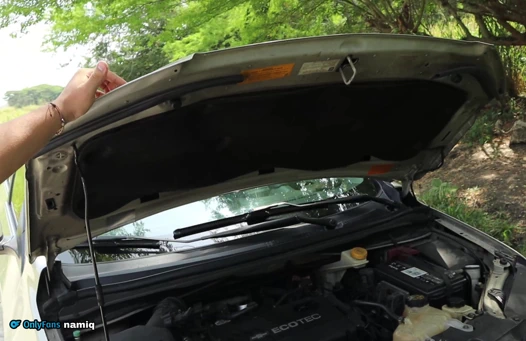 Tamirci ıssız bir yerde mahsur kalan evli kadını sikiyor