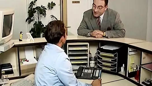 İki azgın Alman bayan doktorun sert yarağının üstüne çıkarken birbirlerini memnun ediyor