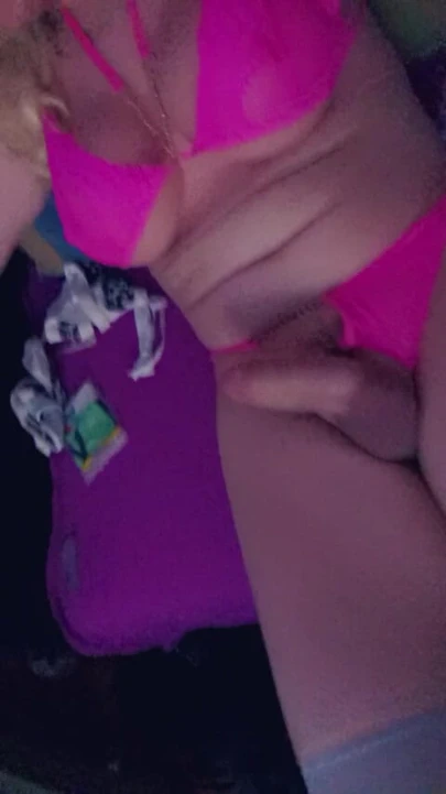 Kadın kılıklı Barbara HUNTER'ı arıyor