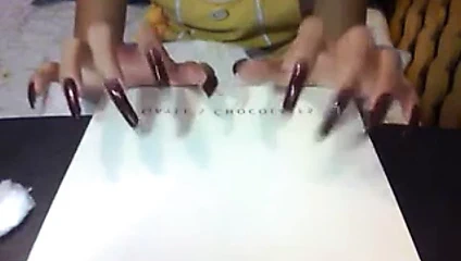 Uzun güzel kırmızı tırnaklar