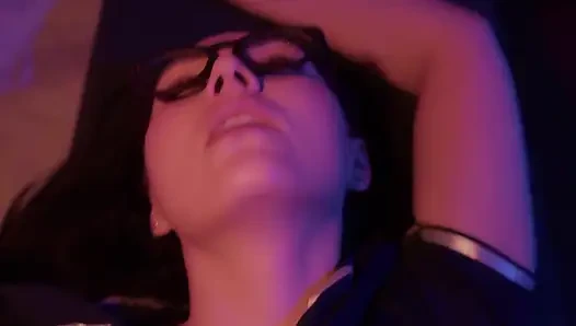 Şehvetli erkek karısının göğüslerine işiyor ve götten ağza sikişiyor