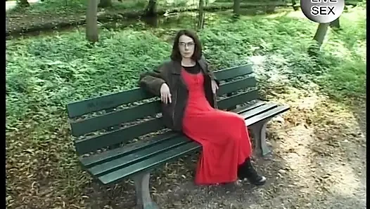 Kızıl saçlı kadın emiyor ve döl yiyor
