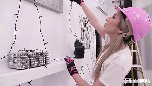 Minyon sarışın dekoratör Tatlı Sophia büyük sert yarakla sikiliyor