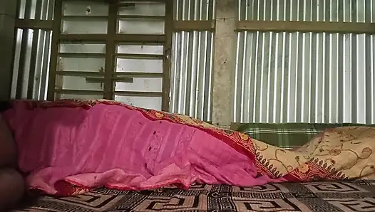 Üvey erkek ve üvey kız kardeş aynı yatağı paylaşıyor