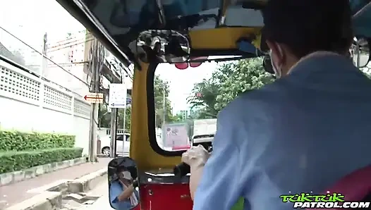 Tıraşlı amcık Taylandlı tatlı kız çekiçle yarakla sikiliyor