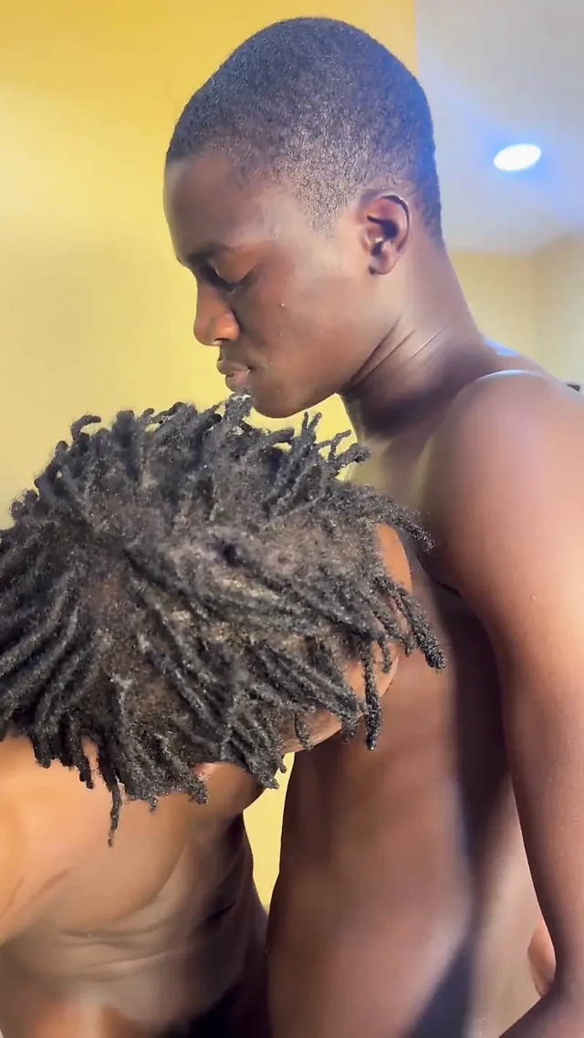 Hunk black alpha yarağını emdikten sonra ilk kez sikimin tadına baktı