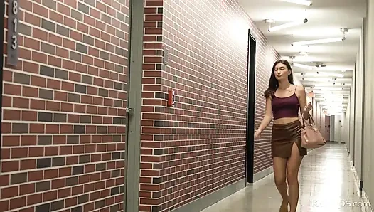 Sigara içen ateşli hatun otel merdivenlerinde mastürbasyon yaparken yakalanıyor