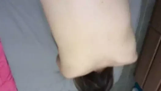 Bir erkek cömertçe kızıyla ilgilenecek