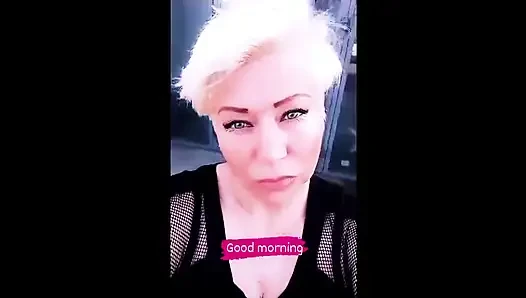 Büyük dudaklı ve büyük memeli güzel nine içtenlikle mastürbasyon yapıyor ve tatlı bir şekilde boşalıyor!