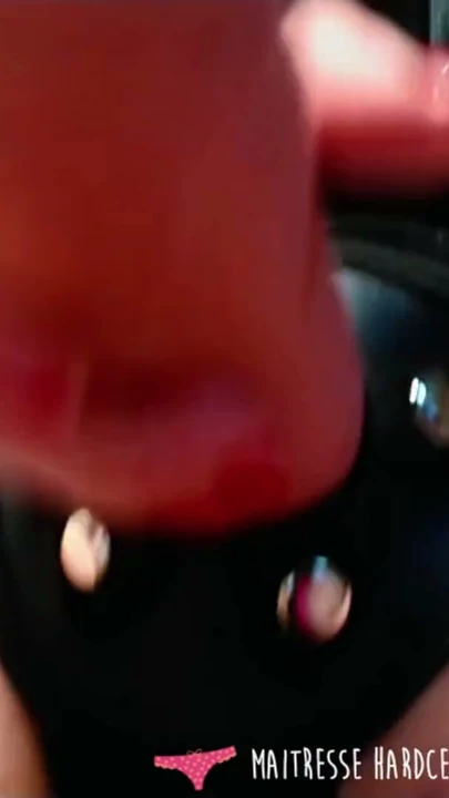 Vends-ta-culotte - Eğer itaatkâr bir erkeksen ve sik yalamayı seviyorsan, bu video tam senlik! | Klip 1