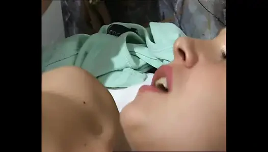 Üçlü seks - 2 genç İtalyan sürtük tatilde bir yabancıyla sikişiyor