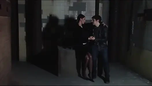 Meme ucu piercingli harika orta yaşlı seksi kadın büyük bir yarağı sikiyor ve sakso çekiyor