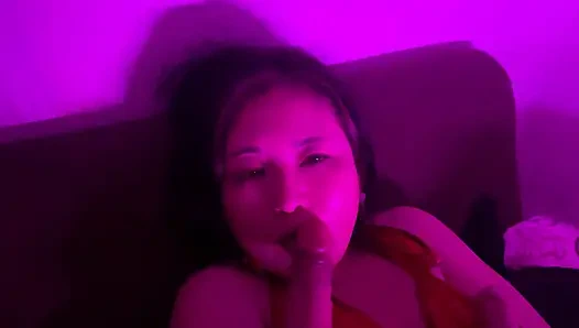 Evli bir kadına dildo kullanarak mastürbasyon yapıyor