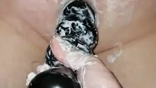 Karısı popo fişi ve yumruk ile kıçını doldurur ve onu seviyorum