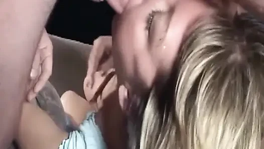 Olgun sarışın orta yaşlı seksi kadın dağınık oral seks sırasında kalın dölle sırılsıklam
